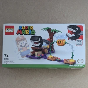 LEGO Super Mario Chain Chomp Jungle Encounter 71381 - LEGO Super Mario Chain Chomp Jungle Encounter (71381) expansion set. Komplett i oöppnad förpackning, passar barn från 7 år. Utöka ditt Super Mario-äventyr med detta roliga tillägg! Förpackningen har mindre slitage men är i gott skick.