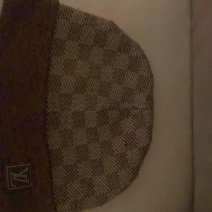 Lv mössa - Snygg rutig mössa från Louis vuitton som är bekväm och passar perfekt till vintern pris kan diskuteras vid snabb affär 