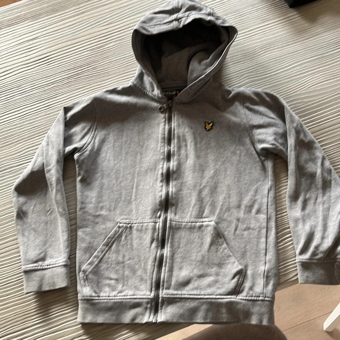 Grå hoodie från Lyle & Scott Junior