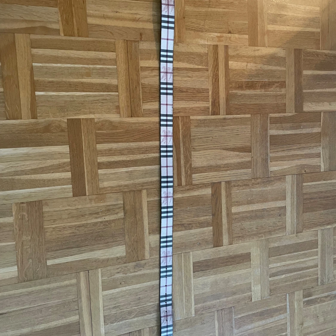 Rutig Burberry-inspirerad skinnbälte