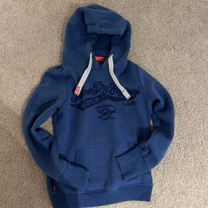 Superdey hoodie - Superdry hoodie i mycket bra skick, hoodien har inga defekter, skriv om du har några funderingar.