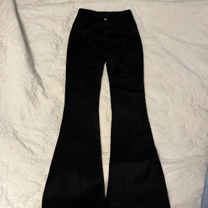 Lululemon flare leggings - Supersnygga svarta tight från lululemon som formar så fint i midjan. Storlek 4 (XS-S), stretchigt material och hög midja. Inga tecken på användning är som nya