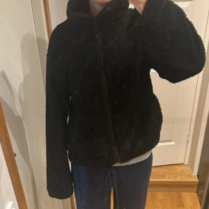 Svart teddyjacka med dragkedja - Mysig svart teddyjacka från h&m. Köpt förra hösten 🫰🏻