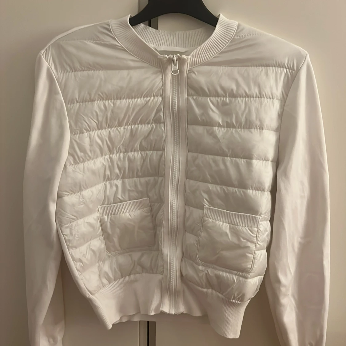 Vit quiltad pufferjacka Gina Tricot - 1