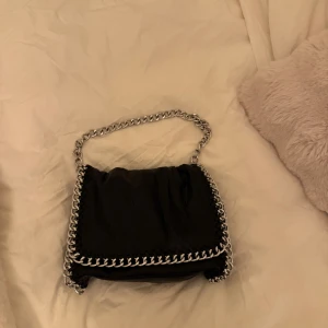 Säljer svart väska  - Säljer min svarta väska från tiamo köpt på scorett för 550kr. Den är i fint skick och har inga märken eller hål mm. För mer bilder eller frågor skriv privat priset går att diskutera 