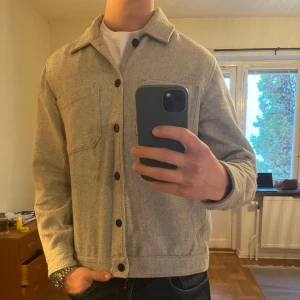 These Glory Days jacka grå  - Säljer denna sjukt snygga Overshirten från These Glory Days⭐️ Färgen är grå och storleken är L✅ Den har inga defekter och skicket är utomordentligt🙌🤝 Sjukt najs passform och passar perfekt till hösten🍁🙌 Tveka inte på att höra av er dig vid minsta fråga eller fundering😊
