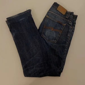 Nudie Average Joe - Säljer nu dessa riktigt feta Nudie jeans | Modell: Avarage Joe | Storlek 32/34 men sitter som en 32/32 | Skick: 8,5/10 | Skriv vid fler frågor eller funderingar! 