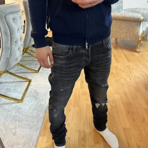 Jack n jones jeans - Modell slim Glenn. Helt nya med tags. Ganska ledsamt att jag inte hann lämna tillbaka dessa. Köpta för 900kr. Kom med frågor och bud 😁