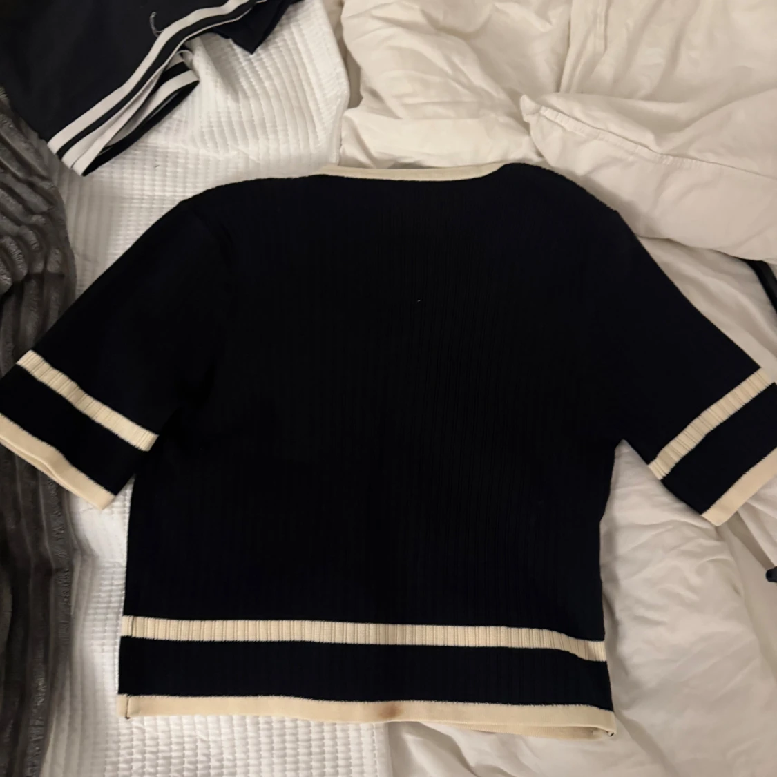 Svart och beige ribbad blus med knappar - 1