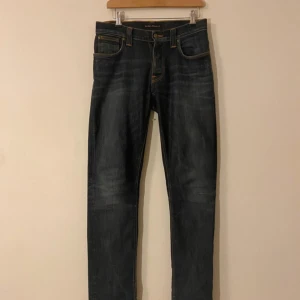 Grim Tim- 31/34 - Säljer nu dessa sjukt feta jeansen från Nudie i den eftertraktade modellen grim tim. De har en riktigt snygg färg samt fades. Modellen är 181 och väger 66 kg. Sitter mer som 30/32