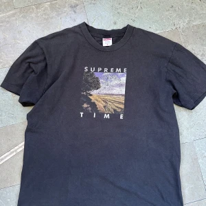 Supreme t-shirt - Säljer nu denna gamla supreme t-shirt. Skicket är 8/10.  Strl M