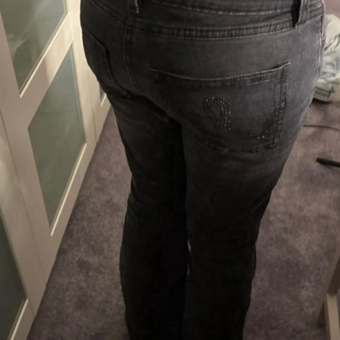 Mörkgrå flared jeans med detaljer