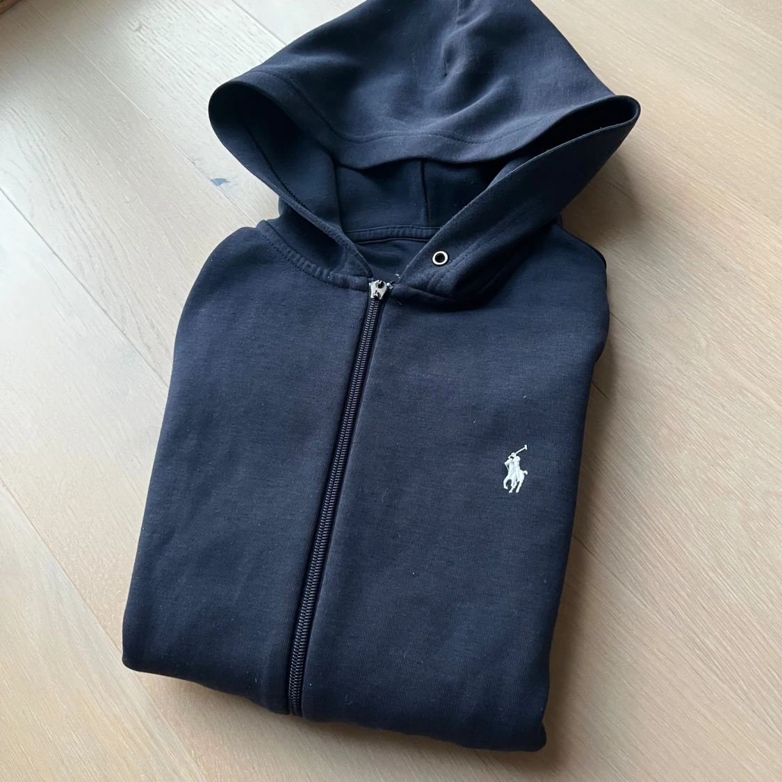 Marinblå ziphoodie från Ralph lauren