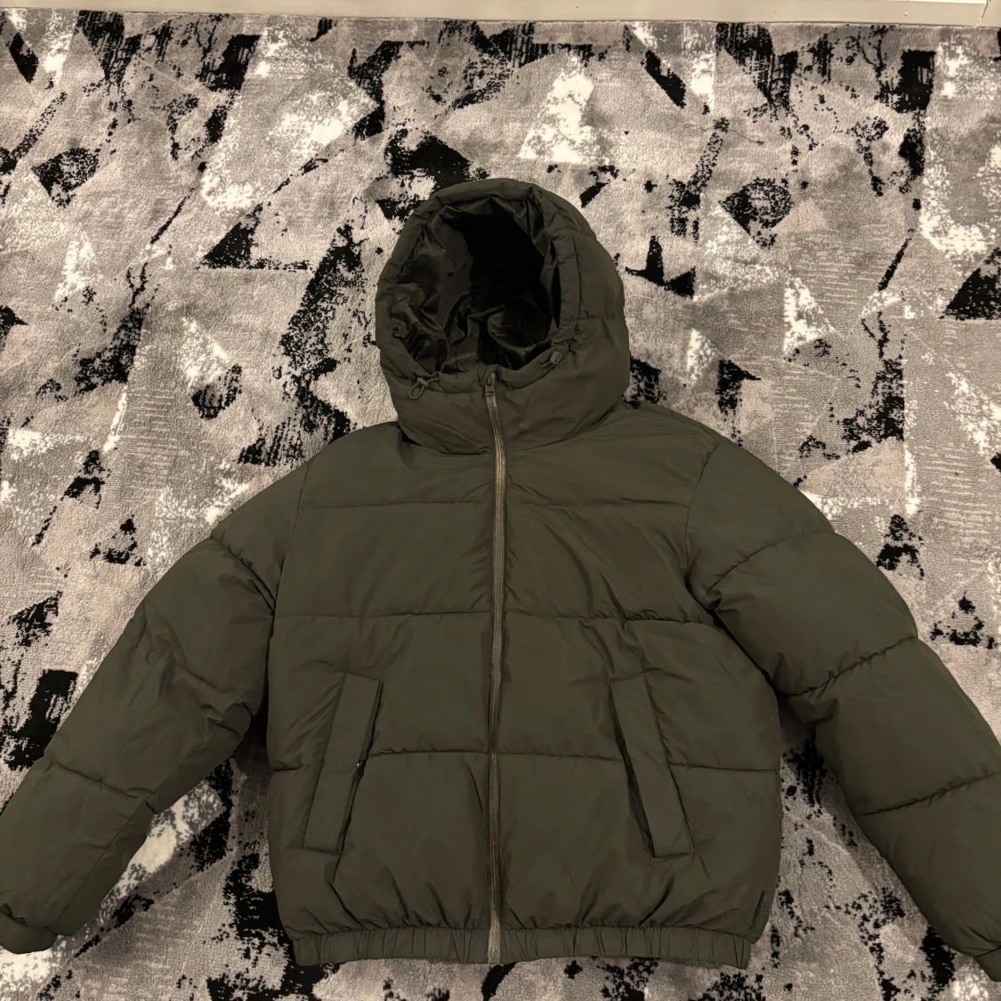 Olivgrön pufferjacka från Bershka