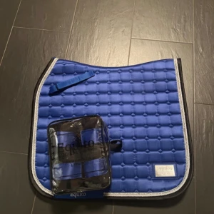 Schabrak med lindor - Equito dressyr schabrak Royal blue strl full nypris: 699kr. Har en del bruna hår på insidan. Tvättat.  Equito fleece lindor Royal blue strl full nypris: 469kr. Använda 1 gång, tvättade.