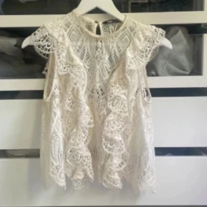 Spets blus - Zara krämvit spets blus med volang i ärmarna i storlek xs