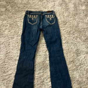 Blå bootcut jeans med broderi - Supersnygga jeans i klassisk bootcut - modell från Rock & Roll Denim💙 Mellanmidja , snygg mörk tvätt och detaljerade broderier på bakfickorna. Bekväma , sitter perfekt över höfterna och ger en riktigt fin form! Nypris 1 300 kr. Kan skickas snabbt