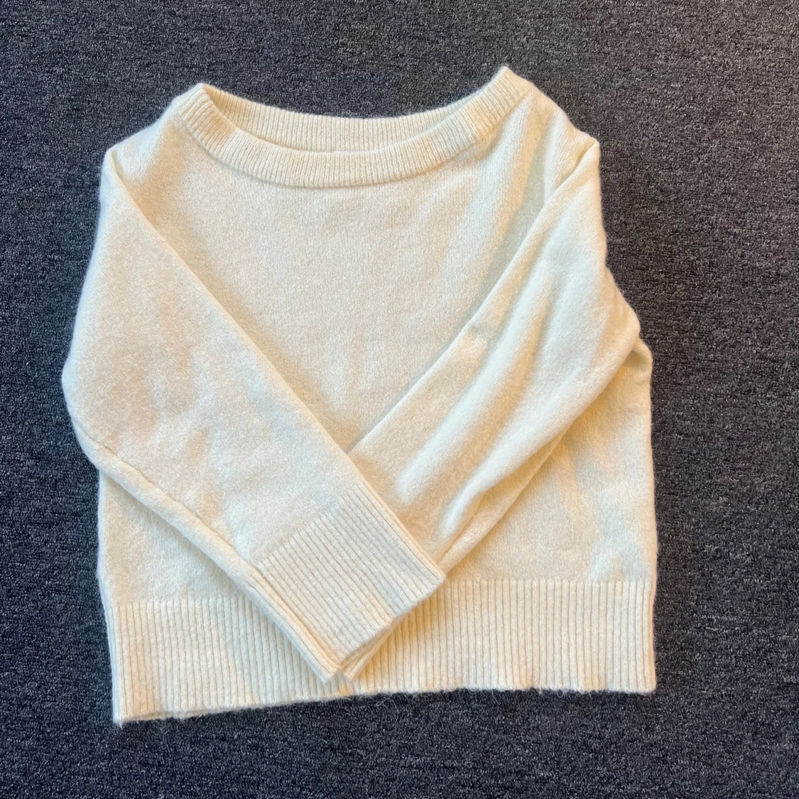 Offshoulder cremevit stickad tröja - 2