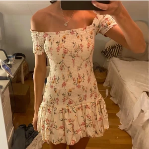 Blommig off shoulder klänning - Blommig off shoulder klänning ifrån H&M, lappen är avklippt så osäker på storleken men passar lite stort på mig som har xs så gissar på S 