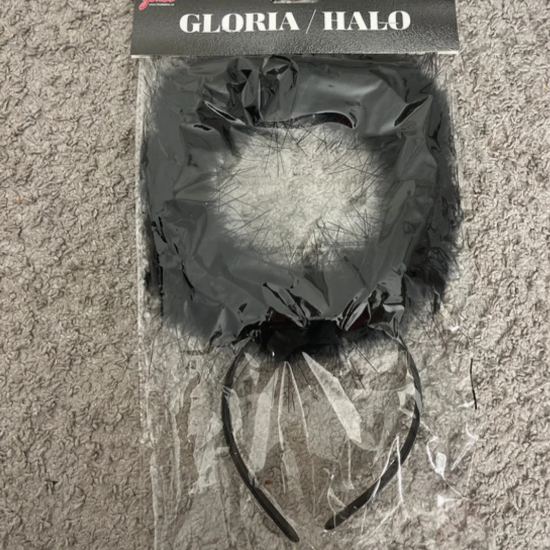 Svart gloria-diadem med fjädrar