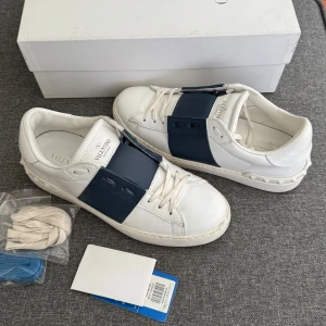 Valentino Open | 40.5 - Valentino Open sneakers | Grymt skick! | Storlek 40, passar 40.5 | Original box, kort samt extra skosnören ingår | INGA BYTEN | Fraktar spårbart eller möts upp i Täby