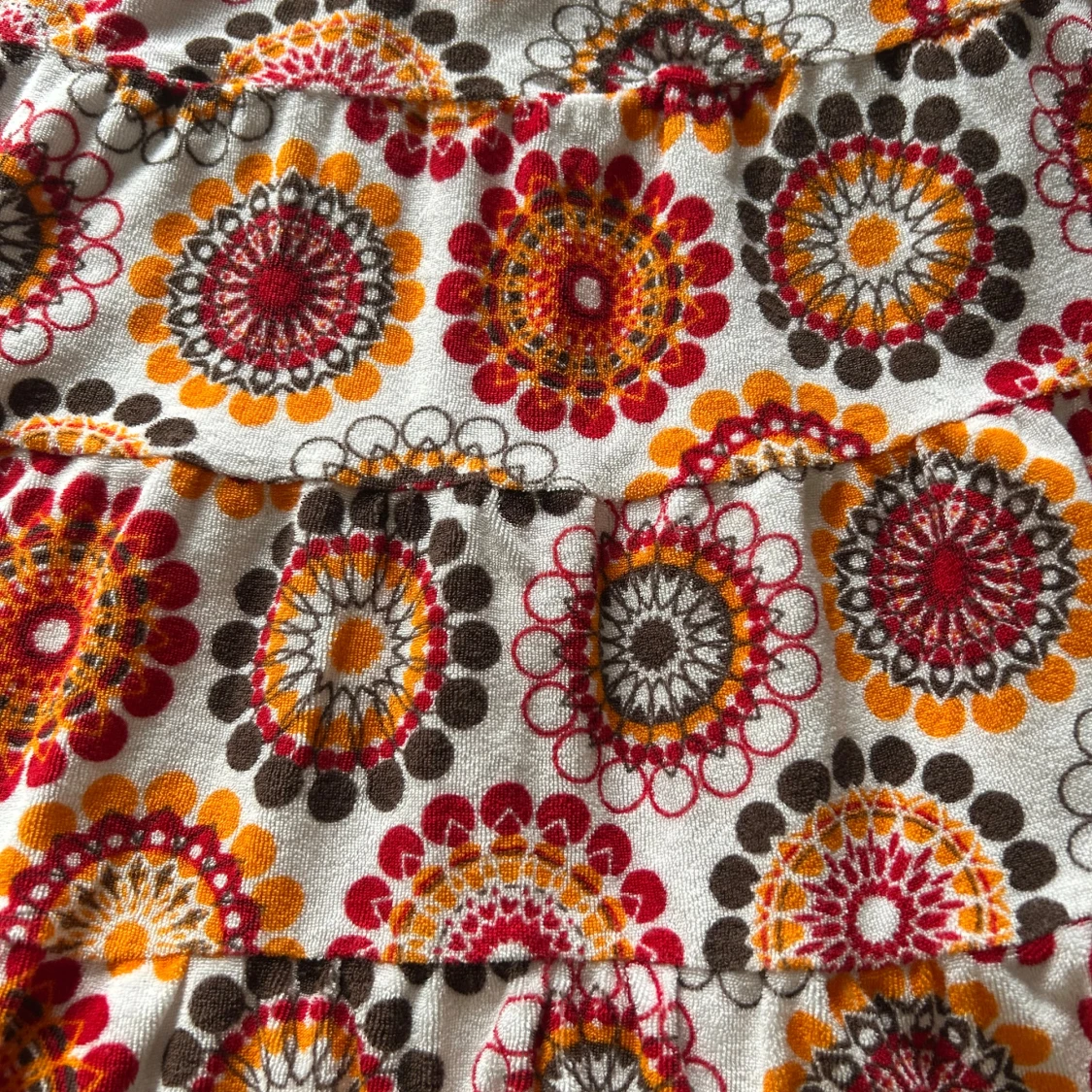 Färgglad kortkjol från me&i med volanger - 2