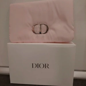 Ljusrosa från Dior Necessär  - 💫 ÄKTA Christian Dior Necessär 💫  NY OANVAND!  650 kr