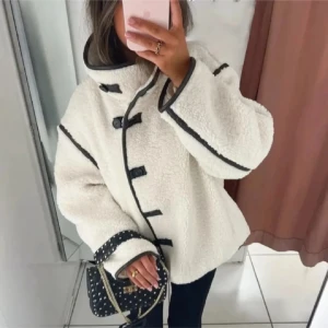 SÖKER!! Trddyjacka från H&M - Söker denna superfina teddyjacka från hm, helst storlek M men S kan också funka! Hör av dig om du har en du vill sälja, 🩷