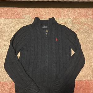 Polo half zip - Säljer denna snygga och helt nya polo half zip i storlek M, tröjan är helt ny och aldrig använd, fick denna i present men den va tyvärr för liten för mig. Pris kan diskuteras!! Tveka inte att skriva!!