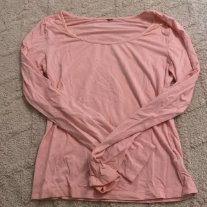 rosa långärmad tröja - har ett litet hål syns inte alls uppe vid ryggen/nacken
