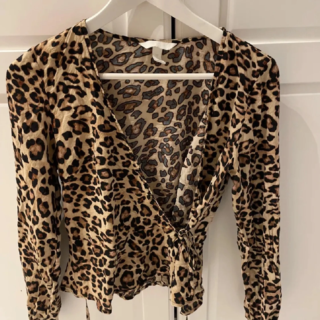 Leopardmönstrad omlottblus från H&M