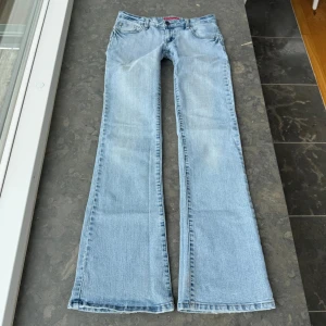 As snygga lågmidjade jeans  - Midjemått tvärsöver: 37cm +stretch Midjehöjd: 18cm Inerbens längd: 78cm. De är något nötta längst ner men verkligen inget man tänker på❤️