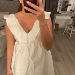 Vit klänning  - Jättefin vit klänning, perfekt till studenten! Endast testad💞