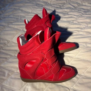 Isabel Marant skor - Röda isabel marant skor, använt en gång så dom är i nyskick. Extremt bekväma skor och true to size. Kan diskutera pris vid snabb affär.
