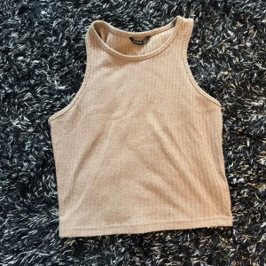  linnetopp  - Säljer en ribbad linnetopp från SHEIN i storlek S. Som ny💗