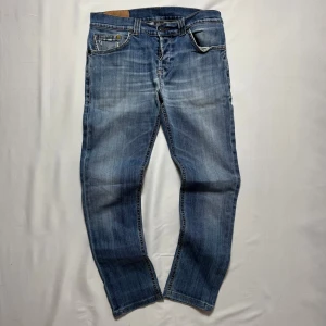Dondup Lucky - Blå jeans från Dondup med schysst tvätt och unika detaljer.                                                     Modell: Lucky.                                                                       Storlek: 34.                                                                           Skick: 9/10.                                                                         Tveka inte att höra av dig vid minsta fundering!