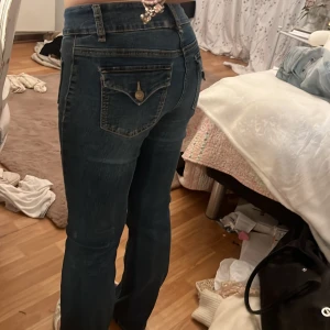 Madlady blå jeans med raka ben - Snygga blå jeans från Madlady med raka ben och markerade sömmar framtill. Modellen har hög midja, stora fickor både fram och bak samt klassisk knappstängning. Perfekt för dig som gillar en cool och avslappnad stil.