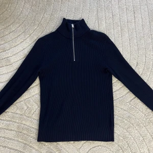 Jack and jones Half zip nyskick - ENDAST använd 2 gånger. Marinblå half zip i storlek (S) Small köpt ifrån jack and jones för 500kr. 