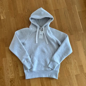 Russemerch hoodie. - Helt ny hoodie från russemerch i färgen grå. Storlek M. Bara att höra av sig vid frågor eller funderingar.