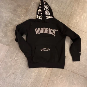 Svart Hoodie från Hoodrich med tryck - Riktigt fet hoodie och väldigt sällsynt i svergie kostar runt 1000-1300 nypris 