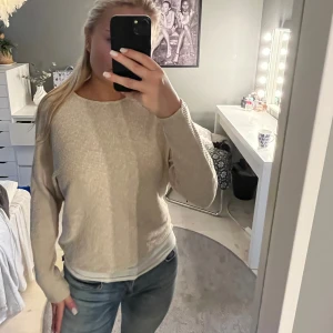 Beige stickad tröja  - Säljer denna stickade tröja!💕