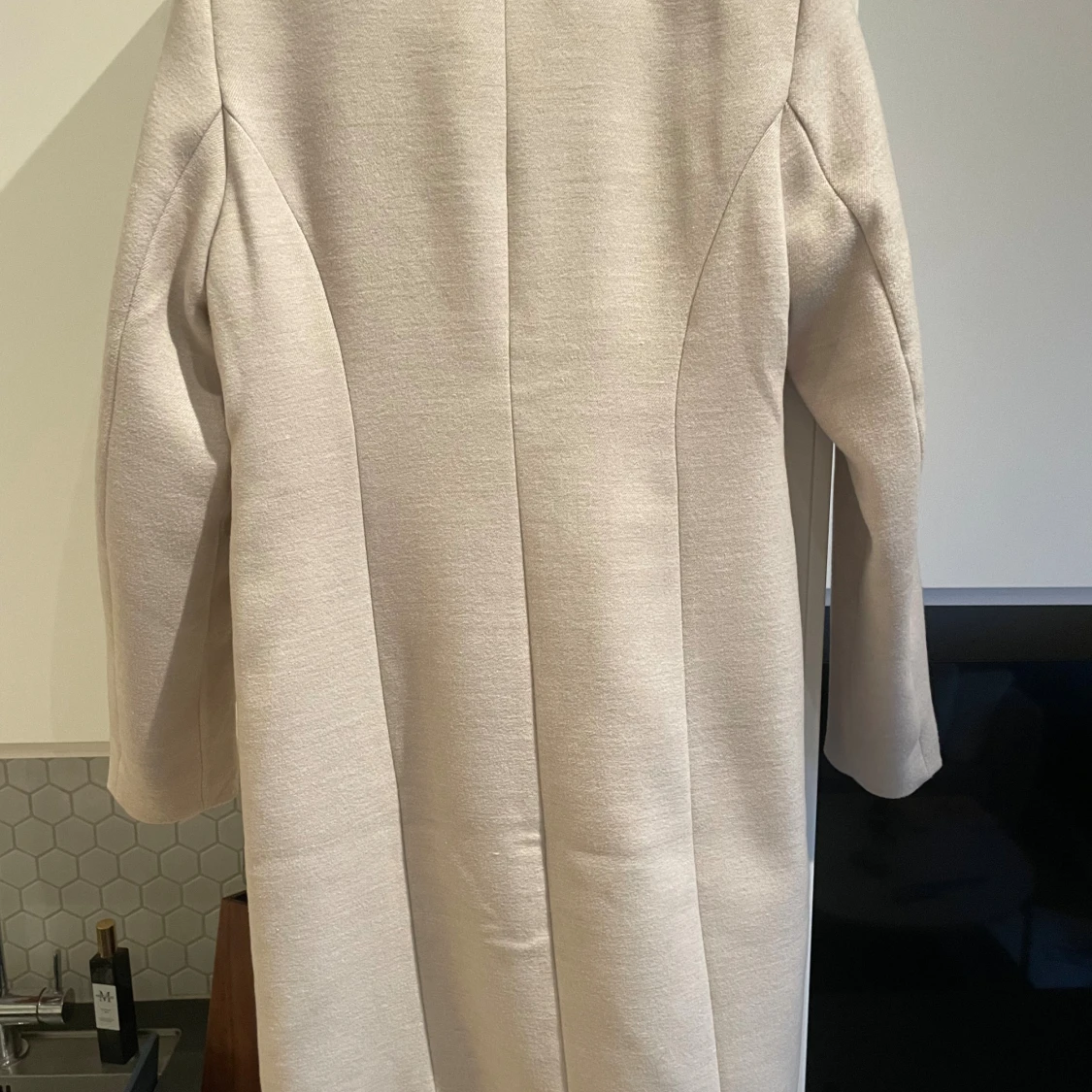 Beige kappa med knappar - 2