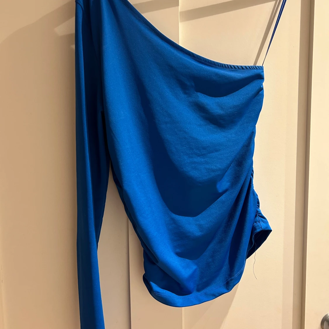 Blå oneshoulder topp Gina Tricot