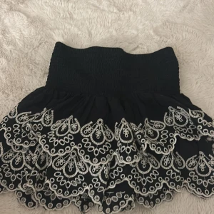 Lindex kjol - Jag har storlek 160 och den passar mig för den är väldigt stretchig 💕