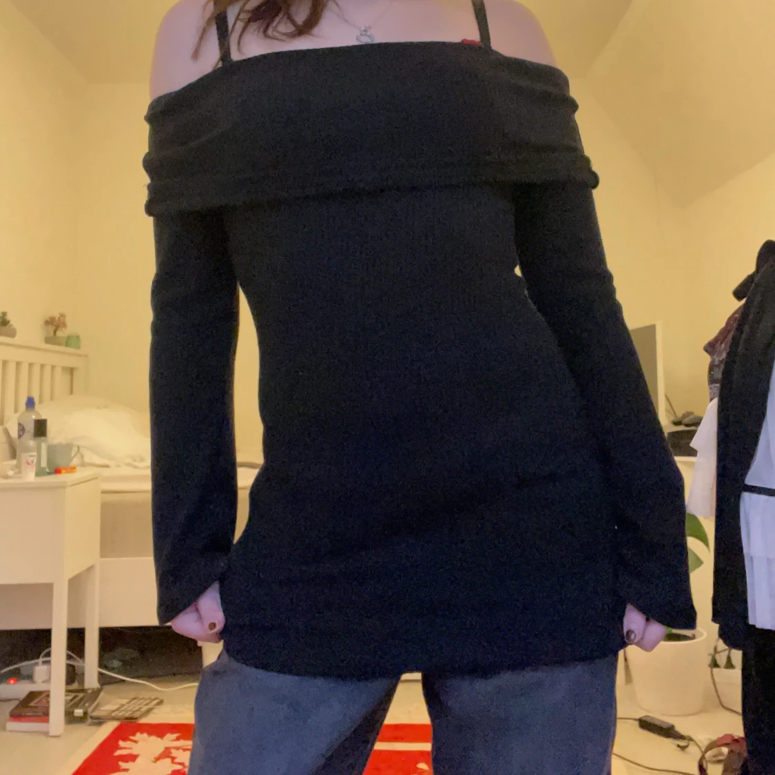 svart ribbad offshoulder klänning - 1