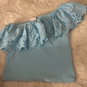 Ljusblå offshoulder topp från Zara - Supersöt ljusblå offshoulder topp från Zara jag har 158/160 och den passar mig Så skulle säga att den är väldigt stretchig💕
