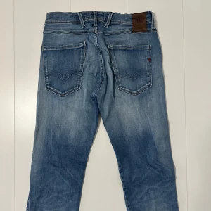 Replay anbass jeans  - Replay anbass jeans | storlek 28/32 | skick 9/10 | fraktar via valfrit ombud på köparens bekostnad | hör av dig vid funderingar 