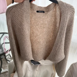 Gina Tricot beige stickad bolero kofta - Croppad längd och oversized. Mycket fint skick 🩷
