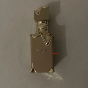 Lattafa - Eclaire  - Ungefär hälften kvar, har markerat hur mycket som är kvar 😊