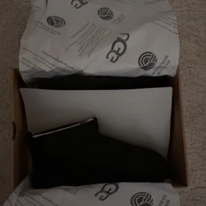 Svarta UGGs i mocka - Säljer dessa svarta UGGs i princip nyskick. Använt 1-2 gånger och säljs då dom inte passar. Storlek 40 men passar även 39. Dessa är perfekta nu t hösten och vintern. Tveka int att meddela vid bekymmer eller fråga! Mvh, Henry. 